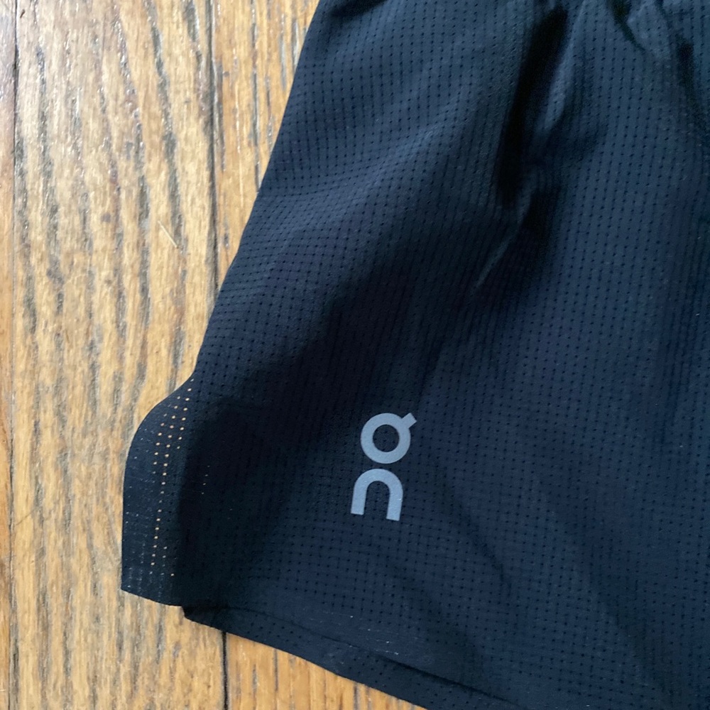 ON cloud running race shorts - Picture 3 of 7